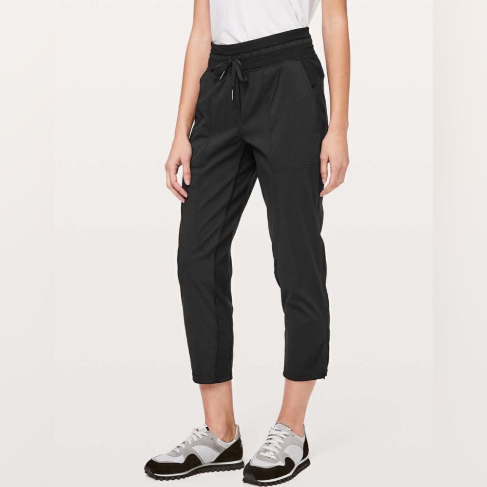 Lululemons Womens Size 6 Dance Studio Crop 25" Black